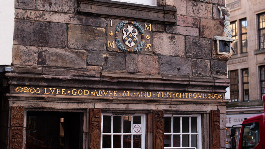 The front of John Knox House on Edinburgh’s Royal Mile featuring a marriage lintel with the initials JM and MA and a Scots phrase above the doorway.